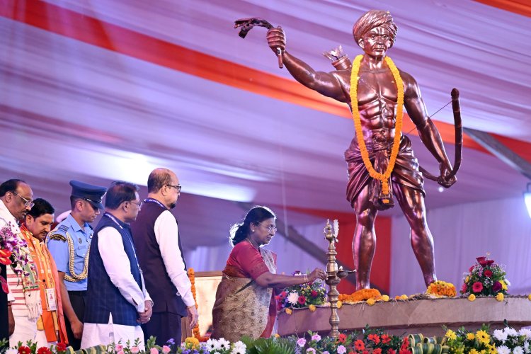 राष्ट्रपति ने अंबिकापुर, छत्तीसगढ़ में 'जनजातीय गौरव दिवस' समारोह में गरिमामयी उपस्थिति दर्ज कराई