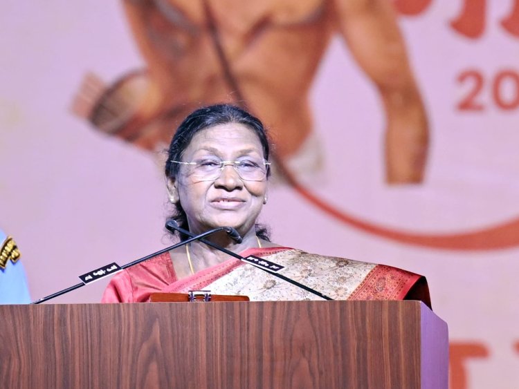 राष्ट्रपति श्रीमती द्रौपदी मुर्मु ने जनजातीय समाज प्रमुखों और स्वतंत्रता संग्राम सेनानियों से की मुलाकात